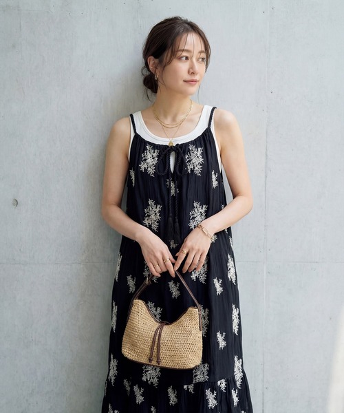 STYLE DELI(スタイルデリ)の「【DELI by】フラワー刺繍キャミワンピース(ワンピース・レディース・ブラック・FREE)」の7枚目の写真