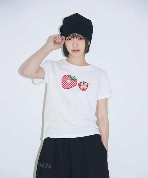 SLEEKGLOW（スリック グロウ）の「チェックストロベリーアップリケTシャツ[ホワイト]（Tシャツ/カットソー・レディース・その他・FREE）」の2枚目の写真