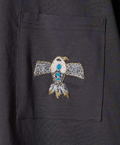 HORLISUN（ホーリーサン）の「Lawrence Short Embroidery T-shirt - Thunderbird Charcoal（Tシャツ/カットソー・メンズ・その他・SMALL/MEDIUM/LARGE）」の3枚目の写真
