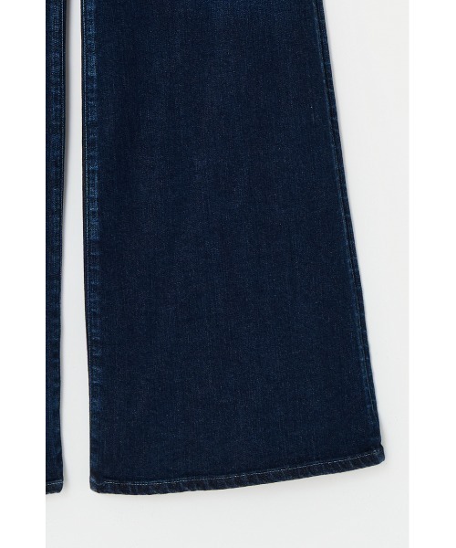 MOUSSY（マウジー）の「【美脚見えデニム】【SNSで話題！】ADVANCED LONG LEG FLARE（デニムパンツ・レディース・ブルー/ワンウォッシュ/ダークブルー・23inch/24inch/25inch/26inch/27inch）」の15枚目の写真