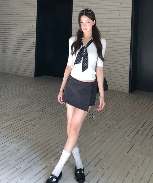Alvia（アルビア）の「韓国風 ドット柄ネクタイデザイン半袖トップス（Tシャツ/カットソー・レディース・ブラック/ホワイト・M）」の9枚目の写真