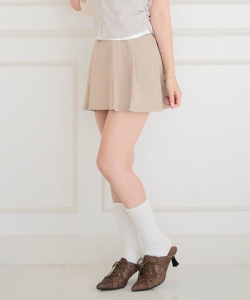 ALLuRing ChaRm(アリュリングチャーム)の「Strappy Striped Mini Skirt / ストラップ付きストライプミニスカート(スカート・レディース・グレー/ベージュ・FREE)」の2枚目の写真