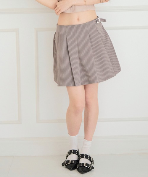 ALLuRing ChaRm(アリュリングチャーム)の「Strappy Striped Mini Skirt / ストラップ付きストライプミニスカート(スカート・レディース・グレー/ベージュ・FREE)」の4枚目の写真