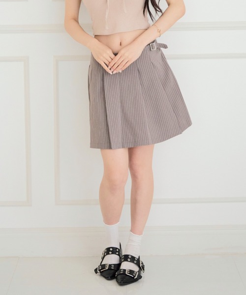 ALLuRing ChaRm(アリュリングチャーム)の「Strappy Striped Mini Skirt / ストラップ付きストライプミニスカート(スカート・レディース・グレー/ベージュ・FREE)」の5枚目の写真