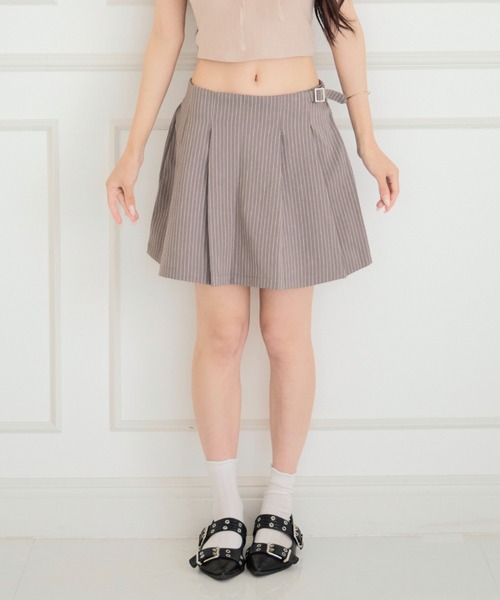 ALLuRing ChaRm(アリュリングチャーム)の「Strappy Striped Mini Skirt / ストラップ付きストライプミニスカート(スカート・レディース・グレー/ベージュ・FREE)」の3枚目の写真