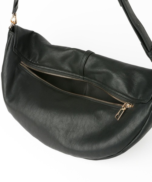 LOWRYS FARM（ローリーズファーム）の「【500mlペットボトル収納可】ハーフムーンフラップショルダーＢＡＧ 1049010（ショルダーバッグ・レディース・ブラック/ブラウン・FREE）」の3枚目の写真