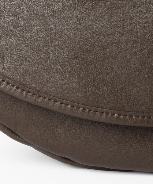 LOWRYS FARM（ローリーズファーム）の「【500mlペットボトル収納可】ハーフムーンフラップショルダーＢＡＧ 1049010（ショルダーバッグ・レディース・ブラック/ブラウン・FREE）」の6枚目の写真