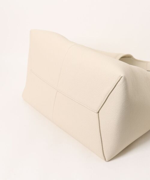 MARC JACOBS(マークジェイコブス)の「THE BELTED SACK BAG/ザ ベルテッド サック バッグ(ショルダーバッグ・レディース・ブラック/ホワイト系/ベージュ系その他・ONE SIZE)」の20枚目の写真