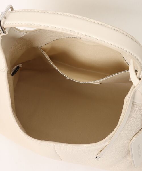 MARC JACOBS(マークジェイコブス)の「THE BELTED SACK BAG/ザ ベルテッド サック バッグ(ショルダーバッグ・レディース・ブラック/ホワイト系/ベージュ系その他・ONE SIZE)」の21枚目の写真