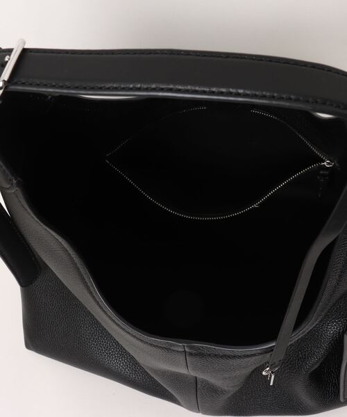 MARC JACOBS(マークジェイコブス)の「THE BELTED SACK BAG/ザ ベルテッド サック バッグ(ショルダーバッグ・レディース・ブラック/ホワイト系/ベージュ系その他・ONE SIZE)」の22枚目の写真