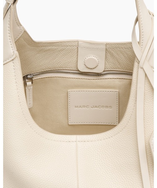 MARC JACOBS(マークジェイコブス)の「THE BELTED SACK BAG/ザ ベルテッド サック バッグ(ショルダーバッグ・レディース・ブラック/ホワイト系/ベージュ系その他・ONE SIZE)」の6枚目の写真
