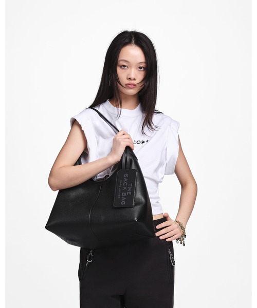 MARC JACOBS(マークジェイコブス)の「THE BELTED SACK BAG/ザ ベルテッド サック バッグ(ショルダーバッグ・レディース・ブラック/ホワイト系/ベージュ系その他・ONE SIZE)」の9枚目の写真