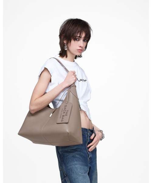 MARC JACOBS(マークジェイコブス)の「THE BELTED SACK BAG/ザ ベルテッド サック バッグ(ショルダーバッグ・レディース・ブラック/ホワイト系/ベージュ系その他・ONE SIZE)」の14枚目の写真