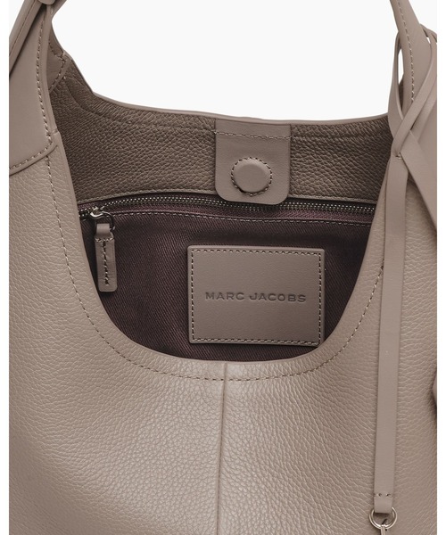 MARC JACOBS(マークジェイコブス)の「THE BELTED SACK BAG/ザ ベルテッド サック バッグ(ショルダーバッグ・レディース・ブラック/ホワイト系/ベージュ系その他・ONE SIZE)」の16枚目の写真