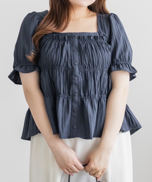 CLETTE（クレット）の「シャーリングペプラムブラウス（シャツ/ブラウス・レディース・オフホワイト/イエロー/ネイビー・LL/4L/3L）」の2枚目の写真