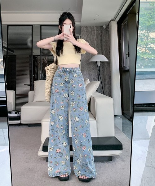 LUCPY（ラクピー）の「花柄プリントワイドデニムパンツ（デニムパンツ・レディース・ブルー・X-LARGE/LARGE/MEDIUM/SMALL）」の2枚目の写真