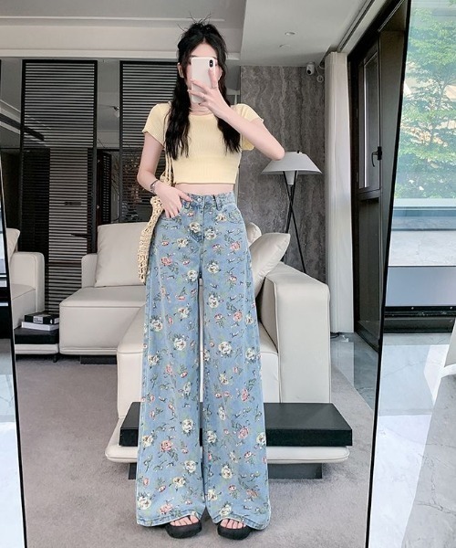 LUCPY（ラクピー）の「花柄プリントワイドデニムパンツ（デニムパンツ・レディース・ブルー・X-LARGE/LARGE/MEDIUM/SMALL）」の3枚目の写真
