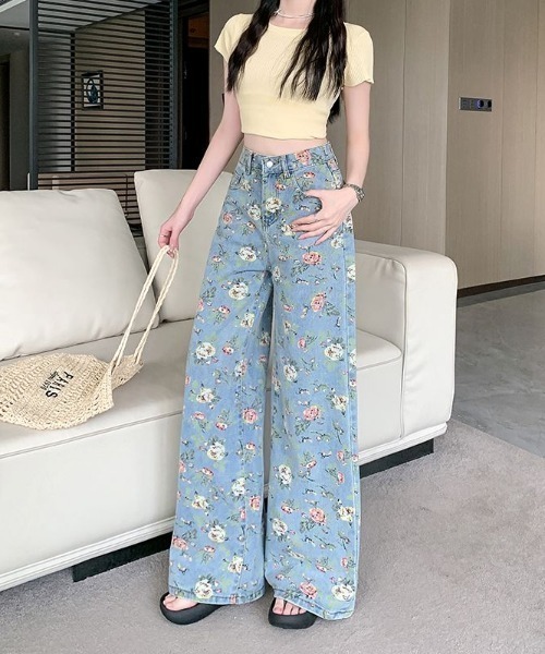LUCPY（ラクピー）の「花柄プリントワイドデニムパンツ（デニムパンツ・レディース・ブルー・X-LARGE/LARGE/MEDIUM/SMALL）」の4枚目の写真
