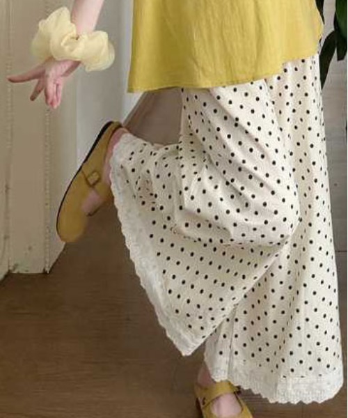 ＆soiree（アンドソワレ）の「裾レース付きドット柄ワイドパンツ（その他パンツ・レディース・オフホワイト・X-LARGE/LARGE/MEDIUM）」の3枚目の写真