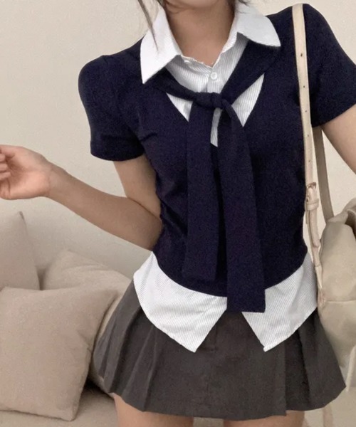 Emilie(エミリー)の「タイ付き レイヤード風 シャツドッキング半袖トップス(シャツ/ブラウス・レディース・ネイビー/グレー/ブラック/アイボリー・FREE)」の4枚目の写真