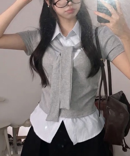 Emilie(エミリー)の「タイ付き レイヤード風 シャツドッキング半袖トップス(シャツ/ブラウス・レディース・ネイビー/グレー/ブラック/アイボリー・FREE)」の1枚目の写真