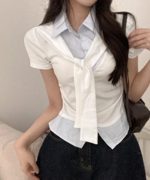 Emilie(エミリー)の「タイ付き レイヤード風 シャツドッキング半袖トップス(シャツ/ブラウス・レディース・ネイビー/グレー/ブラック/アイボリー・FREE)」の6枚目の写真