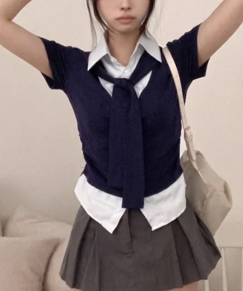 Emilie(エミリー)の「タイ付き レイヤード風 シャツドッキング半袖トップス(シャツ/ブラウス・レディース・ネイビー/グレー/ブラック/アイボリー・FREE)」の11枚目の写真