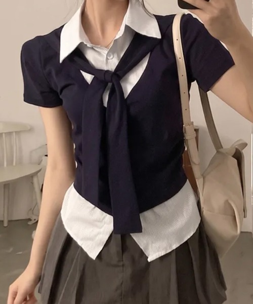Emilie(エミリー)の「タイ付き レイヤード風 シャツドッキング半袖トップス(シャツ/ブラウス・レディース・ネイビー/グレー/ブラック/アイボリー・FREE)」の10枚目の写真