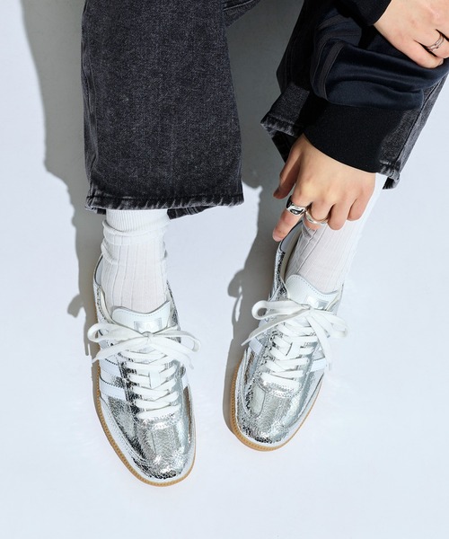 adidas(アディダス)の「サンバ OG / Samba OG / アディダスオリジナルス adidas Originals(スニーカー・レディース・シルバー・25.5cm/22.0cm/22.5cm/24.5cm/24.0cm/23.5cm/23.0cm/27.5cm/26.0cm/26.5cm/27.0cm/25.0cm/29.0cm/28.5cm/28.0cm)」の3枚目の写真