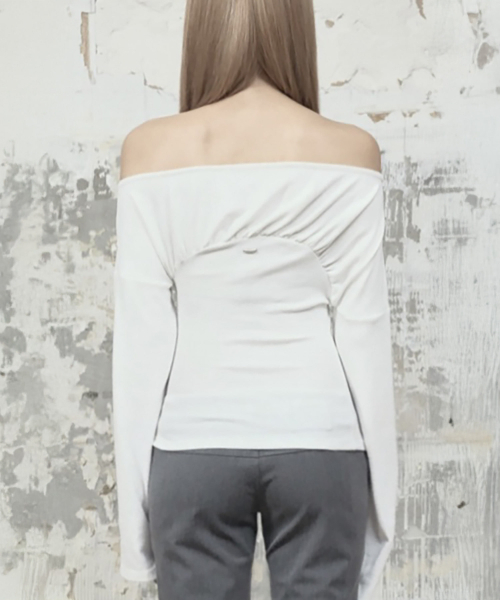 ETRE AU SOMMET(エトレオソメ)の「Glam Drape Shirring Long Sleeve (White)(Tシャツ/カットソー・レディース・ホワイト・FREE)」の4枚目の写真