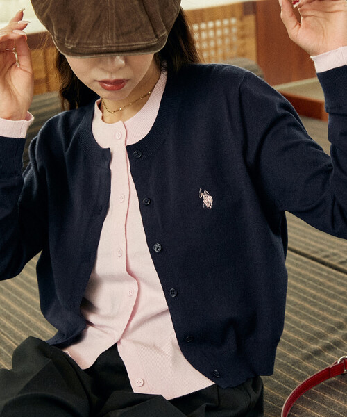 U.S. POLO ASSN.(ユーエスポロアッスン)の「U.S. POLO ASSN. × PUBLUX/ユーエスポロアッスン 別注 フェイク レイヤード カーディガン 限定展開(カーディガン/ボレロ・レディース・グリーン/ネイビー/グレー/ブラウン/チャコールグレー・フリ-)」の5枚目の写真