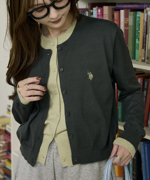 U.S. POLO ASSN.(ユーエスポロアッスン)の「U.S. POLO ASSN. × PUBLUX/ユーエスポロアッスン 別注 フェイク レイヤード カーディガン 限定展開(カーディガン/ボレロ・レディース・グリーン/ネイビー/グレー/ブラウン/チャコールグレー・フリ-)」の4枚目の写真