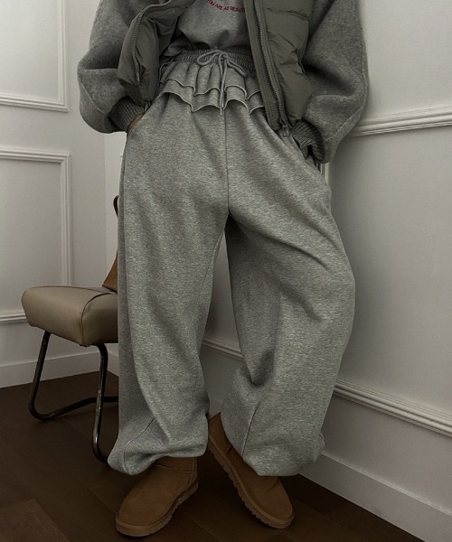 &soiree(アンドソワレ)の「ティアードフリルレイヤードスウェットパンツ(スウェットパンツ・レディース・オフホワイト/ブラック/グレー/ブラウン/ブルー/レッド・FREE)」の3枚目の写真