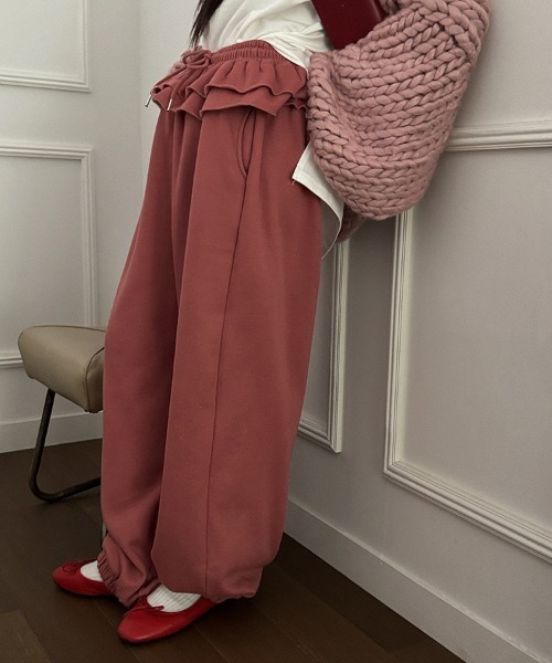 &soiree(アンドソワレ)の「ティアードフリルレイヤードスウェットパンツ(スウェットパンツ・レディース・オフホワイト/ブラック/グレー/ブラウン/ブルー/レッド・FREE)」の6枚目の写真