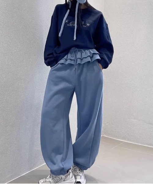 &soiree(アンドソワレ)の「ティアードフリルレイヤードスウェットパンツ(スウェットパンツ・レディース・オフホワイト/ブラック/グレー/ブラウン/ブルー/レッド・FREE)」の5枚目の写真