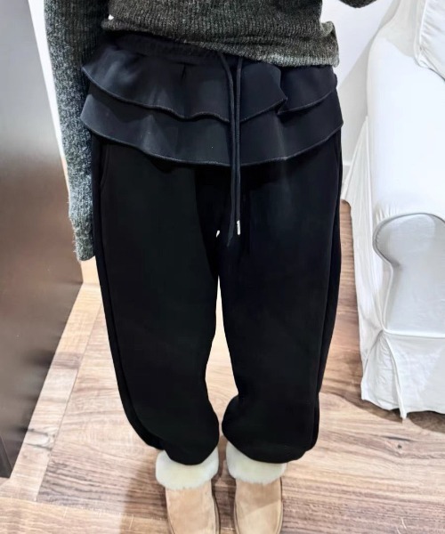 &soiree(アンドソワレ)の「ティアードフリルレイヤードスウェットパンツ(スウェットパンツ・レディース・オフホワイト/ブラック/グレー/ブラウン/ブルー/レッド・FREE)」の2枚目の写真