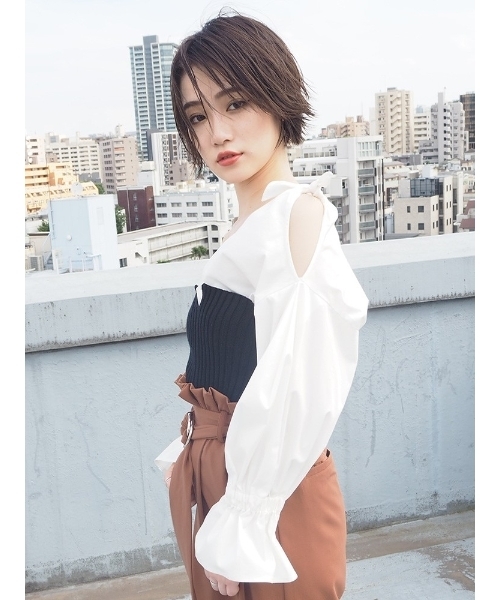 MURUA（ムルーア）の「センタースリットニットベアＴＯＰＳ（その他トップス・レディース・アイボリー/ブラック/マスタード・FREE）」の2枚目の写真