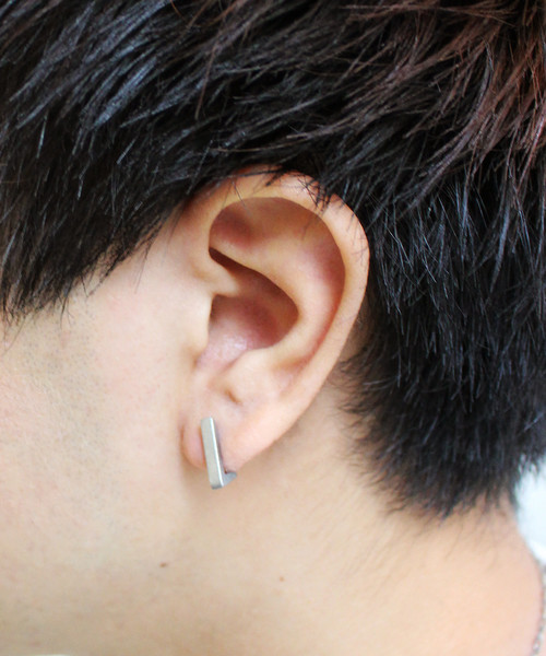 Vaya Con Dios（ヴァヤコンディオス）の「【VayaConDios/ ヴァヤコンディオス】ステンレス製トライアングルフックピアス[片耳用]（ピアス（片耳用）・メンズ・ブラック/シルバー/ゴールド/ピンクゴールド/アンティークシルバー・FREE）」の3枚目の写真