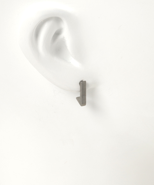 Vaya Con Dios（ヴァヤコンディオス）の「【VayaConDios/ ヴァヤコンディオス】ステンレス製トライアングルフックピアス[片耳用]（ピアス（片耳用）・メンズ・ブラック/シルバー/ゴールド/ピンクゴールド/アンティークシルバー・FREE）」の6枚目の写真