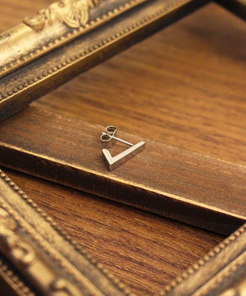 Vaya Con Dios（ヴァヤコンディオス）の「【VayaConDios/ ヴァヤコンディオス】ステンレス製トライアングルフックピアス[片耳用]（ピアス（片耳用）・メンズ・ブラック/シルバー/ゴールド/ピンクゴールド/アンティークシルバー・FREE）」の13枚目の写真