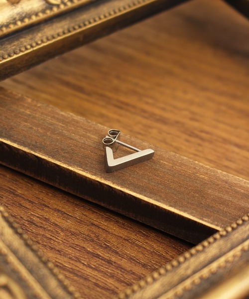 Vaya Con Dios（ヴァヤコンディオス）の「【VayaConDios/ ヴァヤコンディオス】ステンレス製トライアングルフックピアス[片耳用]（ピアス（片耳用）・メンズ・ブラック/シルバー/ゴールド/ピンクゴールド/アンティークシルバー・FREE）」の12枚目の写真