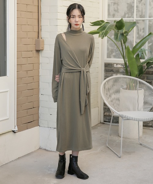 UNE MANSION(ユヌマンション)の「ハイネックアシメントリーオープンショルダーウエストラップ2WAYリラックスワンピース(ワンピース)」|カーキ