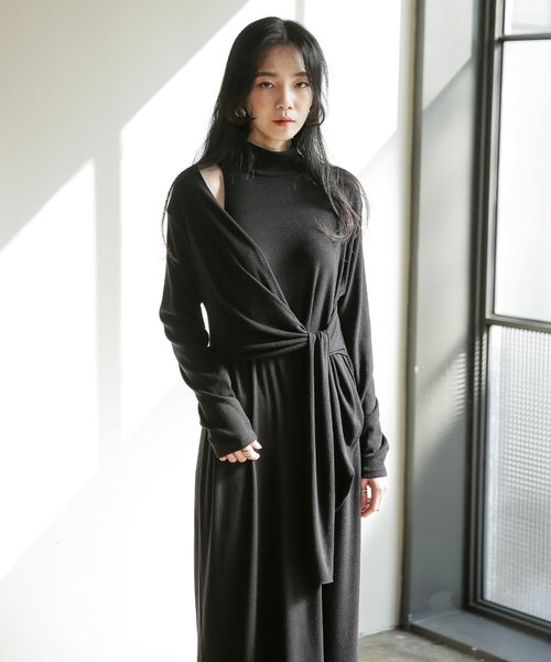 UNE MANSION(ユヌマンション)の「ハイネックアシメントリーオープンショルダーウエストラップ2WAYリラックスワンピース(ワンピース)」|ブラック