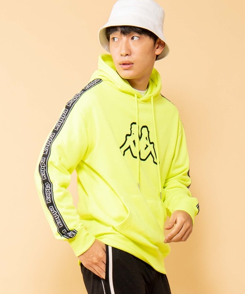 Kappa（カッパ）の「∴WEGO/Kappa別注テープロゴプルパーカー（パーカー・メンズ・ブラック/イエロー系その他/オレンジ系その他・MEDIUM/LARGE）」の2枚目の写真