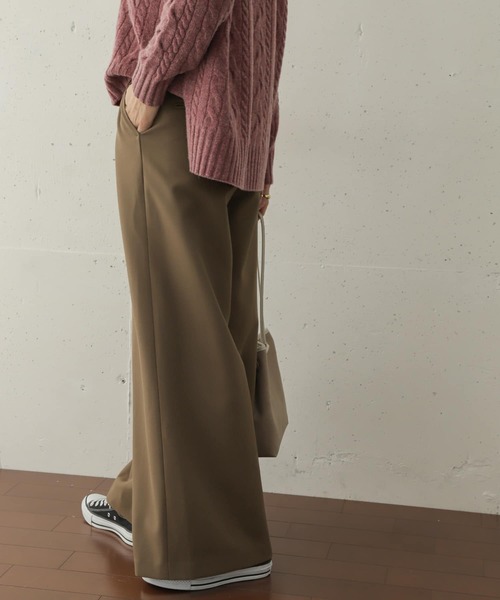 URBAN RESEARCH DOORS（アーバンリサーチドアーズ）の「フレアイージーパンツ∴（その他パンツ・レディース・ブラック/モカ・36/38）」の4枚目の写真