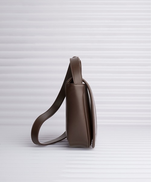 EMMA CLOTHES（エマクローズ）の「シンセティックレザー スクエア フラップ ミニ ショルダーバッグ EMMA CLOTHES（ショルダーバッグ・メンズ・ダークブラウン/ホワイト/ベージュ/ブラック・FREE）」の7枚目の写真