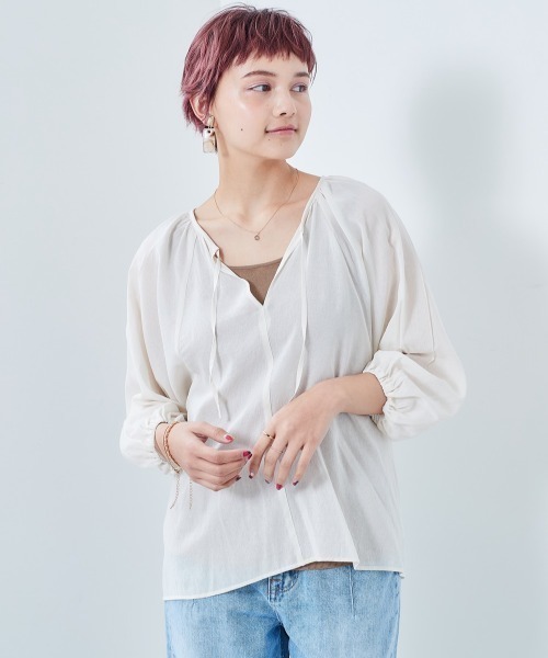 e.r.g*（イーアールジー）の「ビンテージボイル　スキッパーギャザーブラウス（シャツ/ブラウス・レディース・チャコールグレー/ベージュ/オフホワイト/イエロー・M）」の2枚目の写真