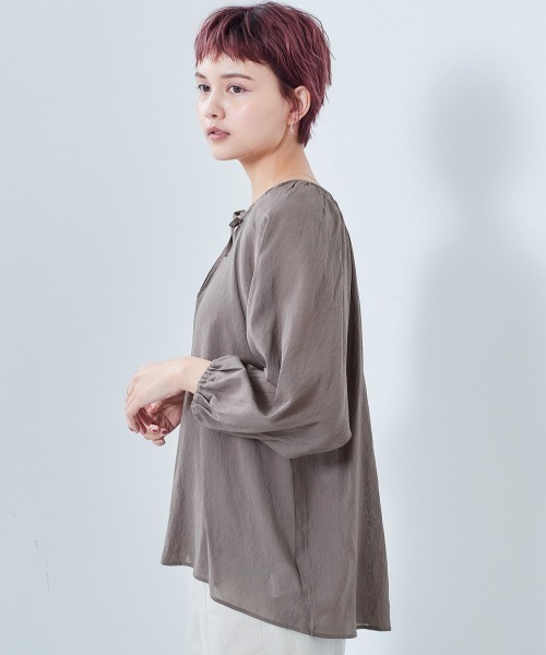 e.r.g*（イーアールジー）の「ビンテージボイル　スキッパーギャザーブラウス（シャツ/ブラウス・レディース・チャコールグレー/ベージュ/オフホワイト/イエロー・M）」の7枚目の写真