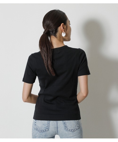 AZUL by moussy（アズールバイマウジー）の「COTTON USAFIT TEE/コットンUSAフィットTシャツ（Tシャツ/カットソー・レディース・ダークブラウン/ブラック/イエロー/ダークブルー/オフホワイト・MEDIUM/SMALL）」の6枚目の写真