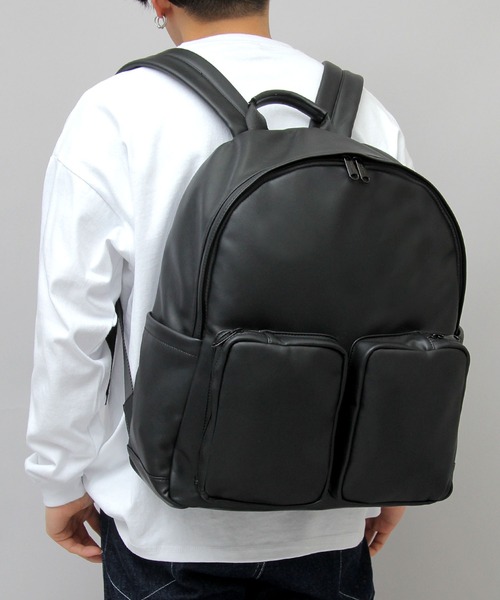 REGiSTA(レジスタ)の「シープスキンライク フェイクレザー 2ポケット デイパック / ビッグサイズ / 大容量 バックパック(バックパック/リュック・メンズ・ブラック・FREE)」の2枚目の写真